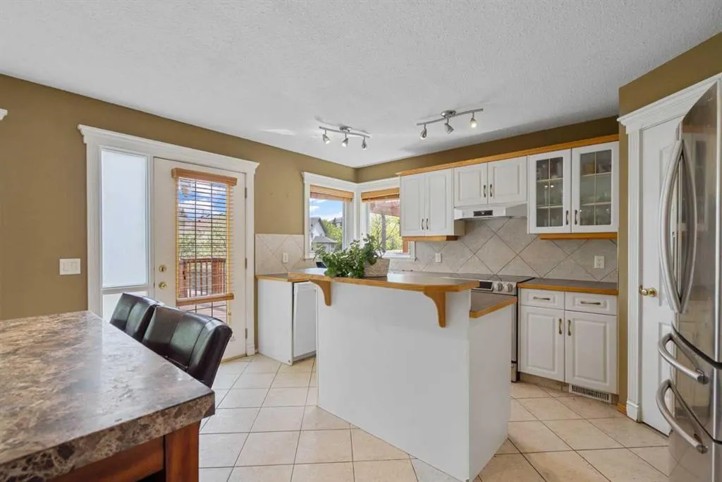 175 Panorama Hills Close NW