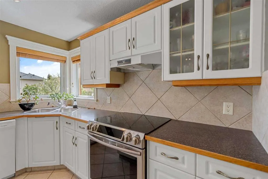 175 Panorama Hills Close NW