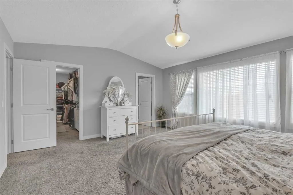 19 Mount Rae Heights