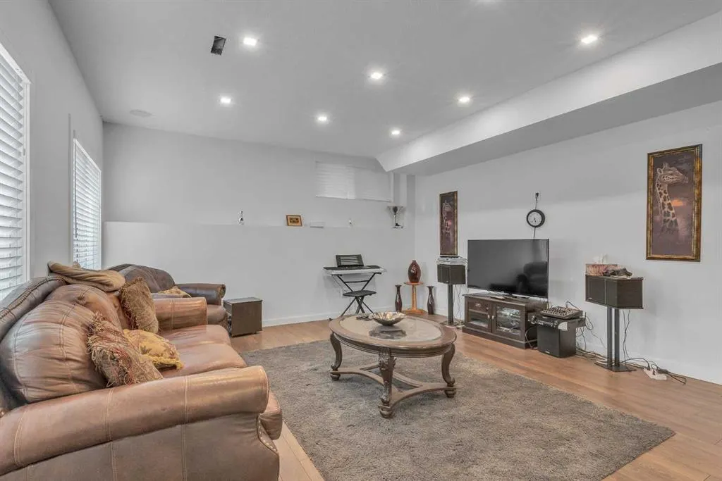 19 Mount Rae Heights