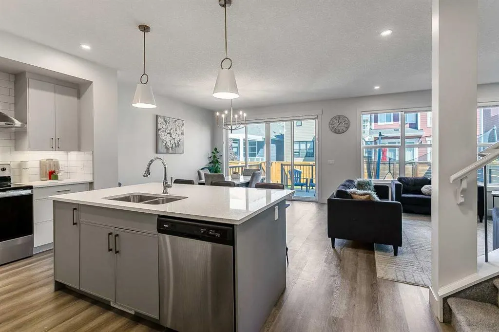 222 Arbour Lake View NW