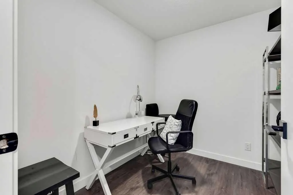 4138 University Avenue NW, #305