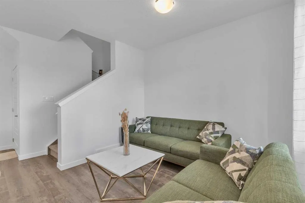 25 Evanscrest Mews NW, #407