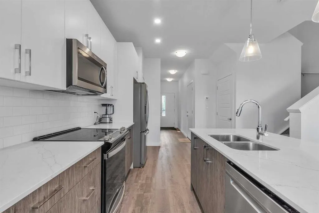 25 Evanscrest Mews NW, #407