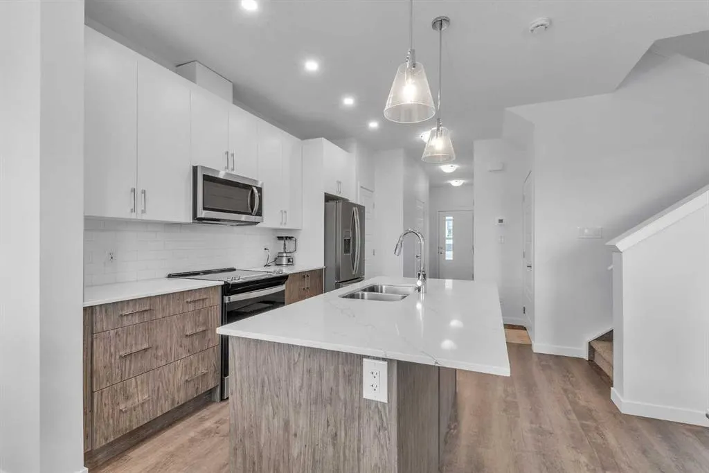 25 Evanscrest Mews NW, #407
