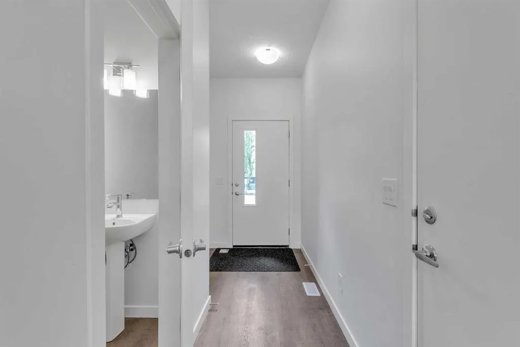 25 Evanscrest Mews NW, #407