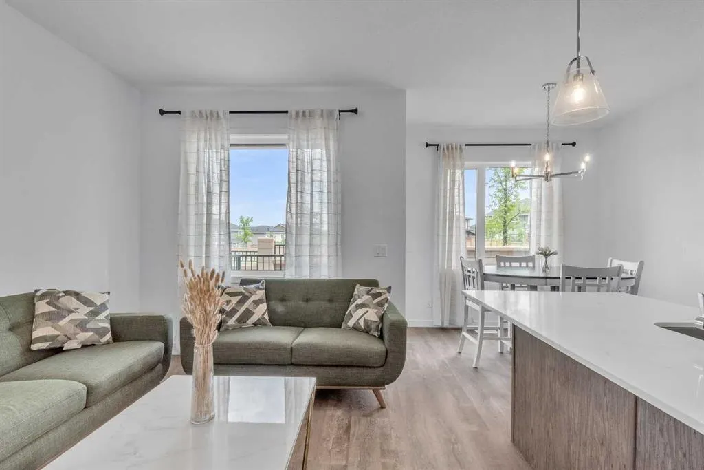25 Evanscrest Mews NW, #407
