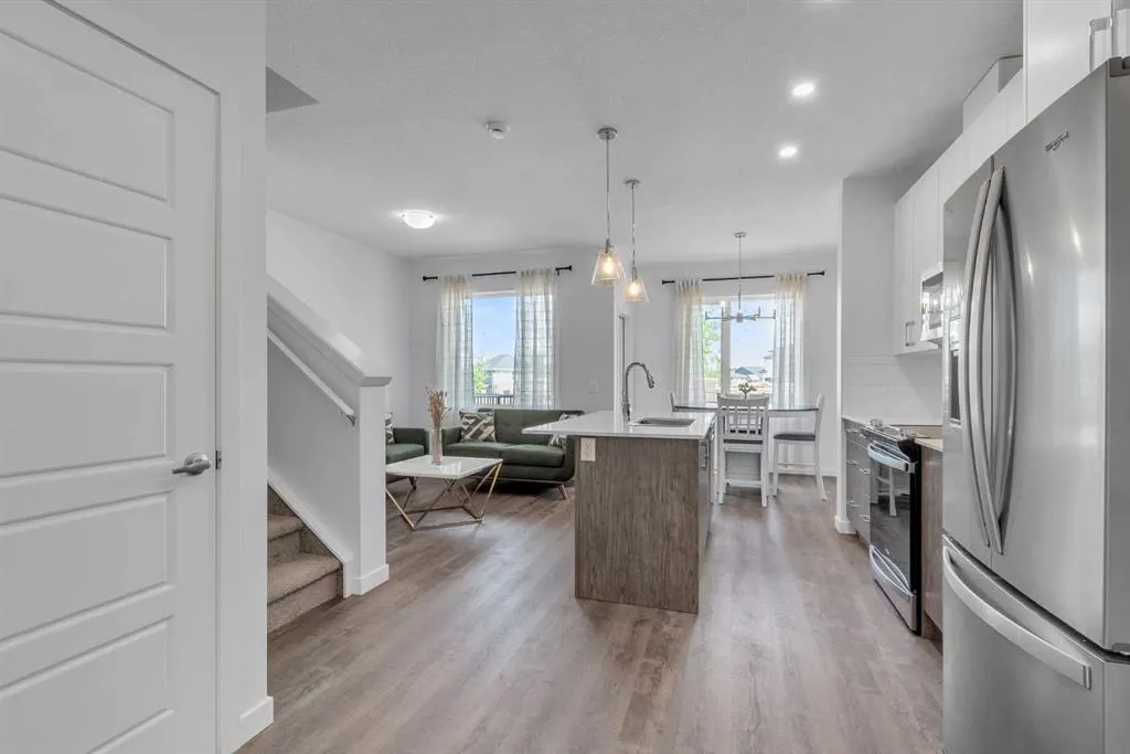 25 Evanscrest Mews NW, #407