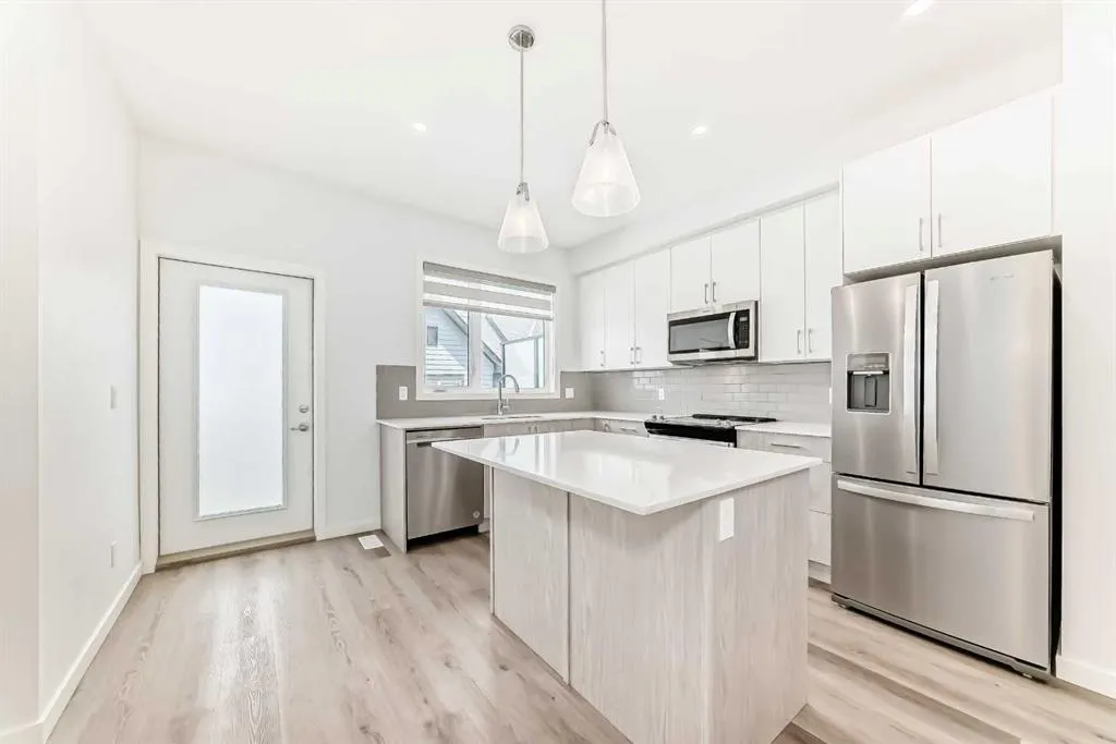 75 Evanscrest Common NW, #106