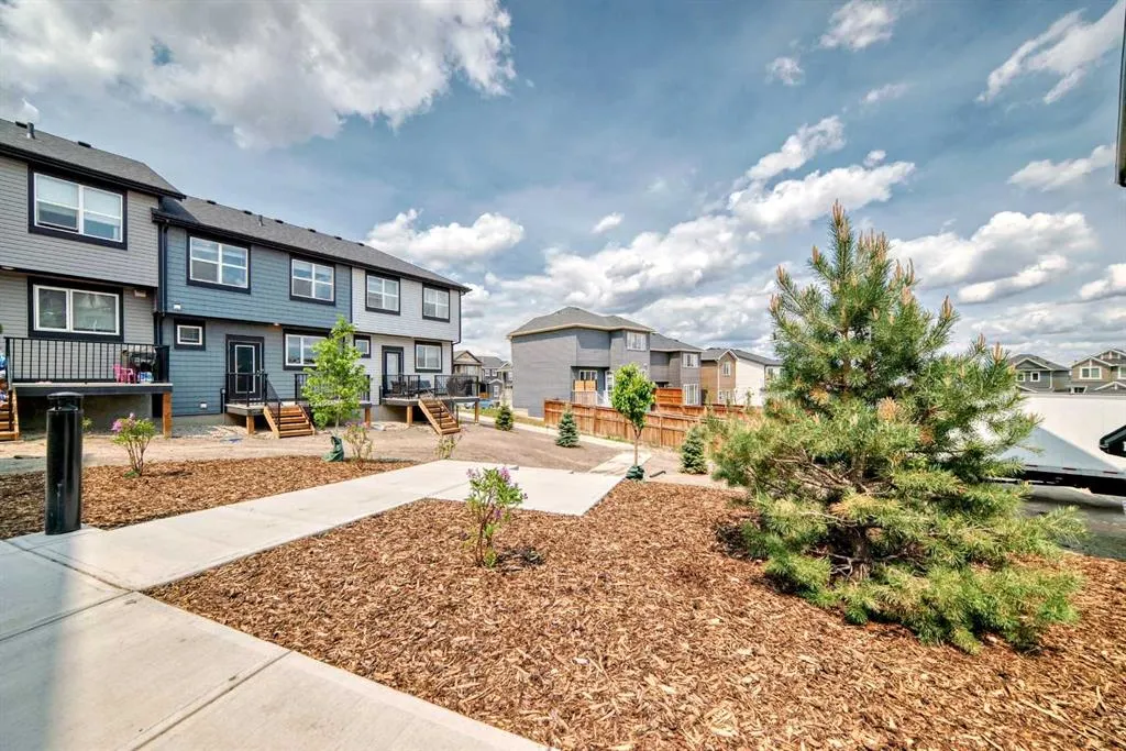 75 Evanscrest Common NW, #106
