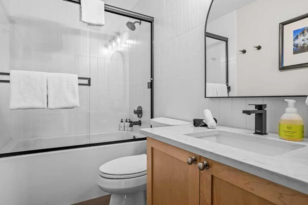 109 Montane Road, #201