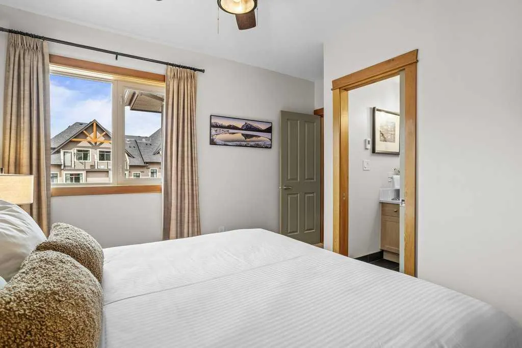 109 Montane Road, #201