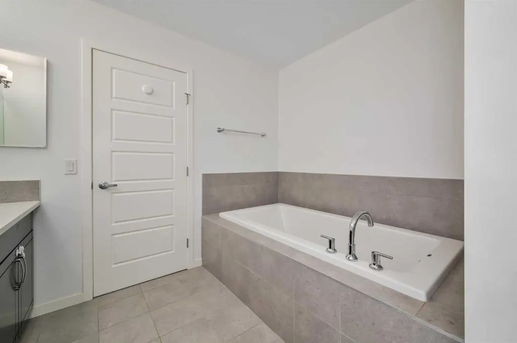 180 Masters Crescent SE