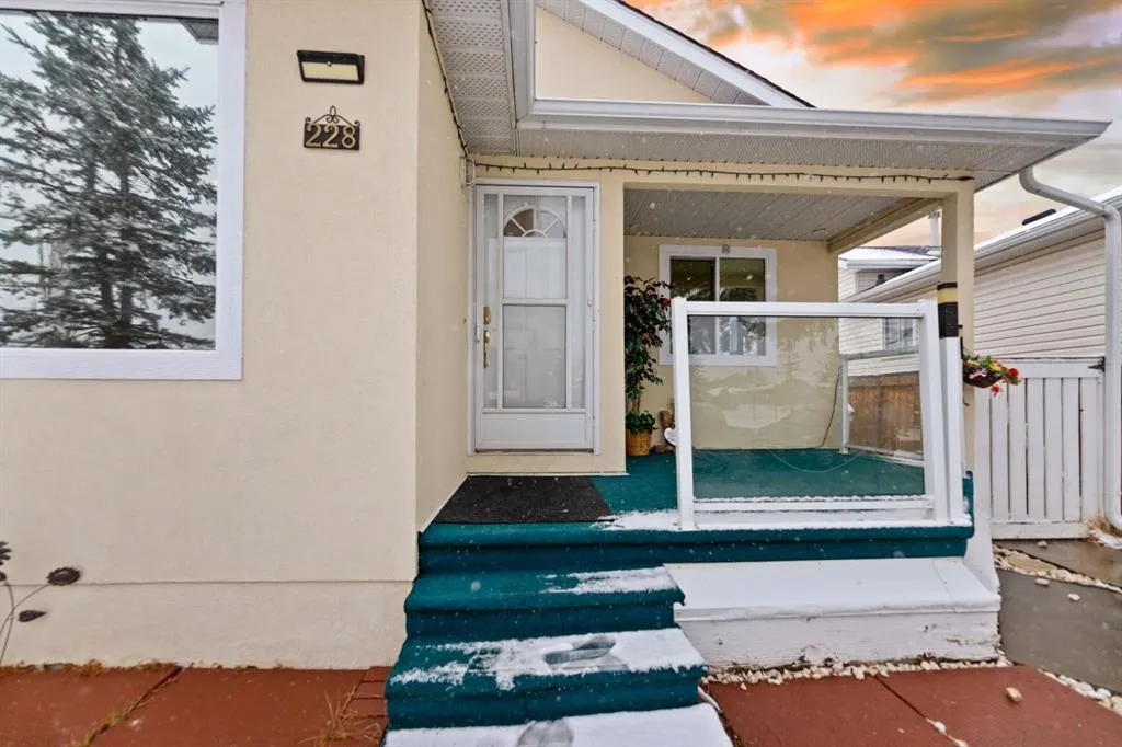 228 Taradale Close NE