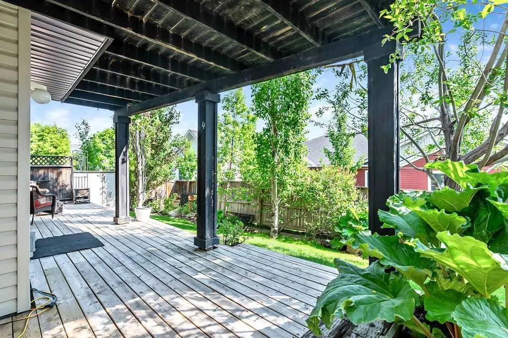 521 Westmount Close