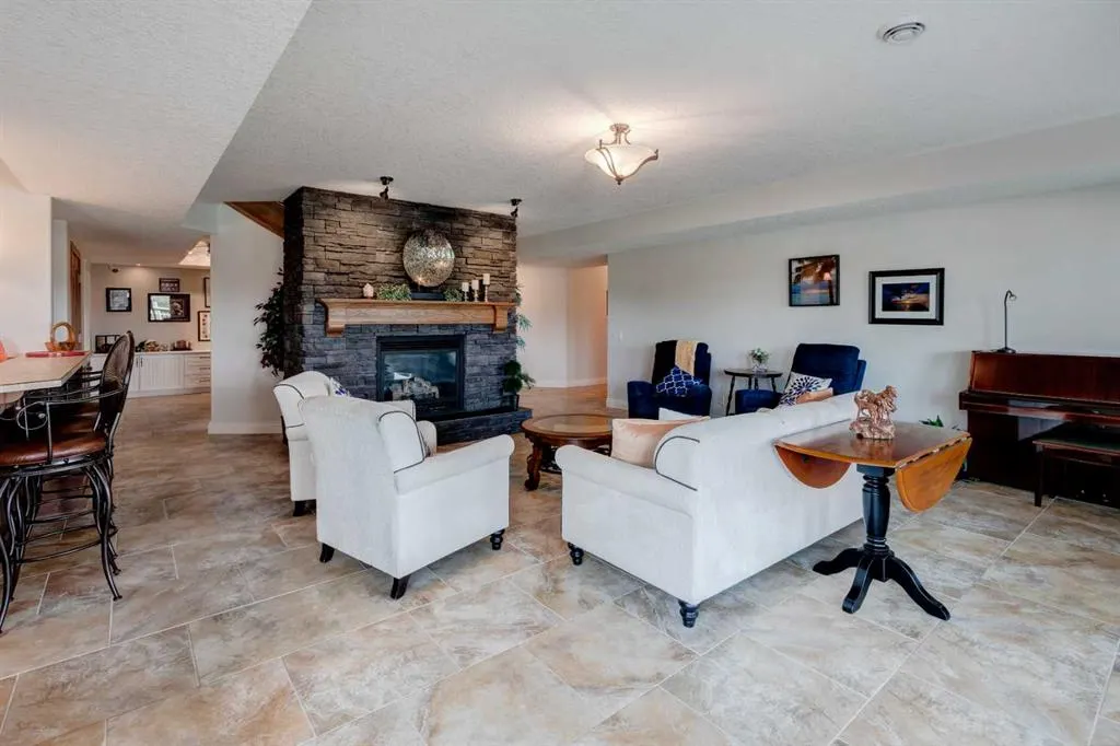 274256 272 Street W, #100