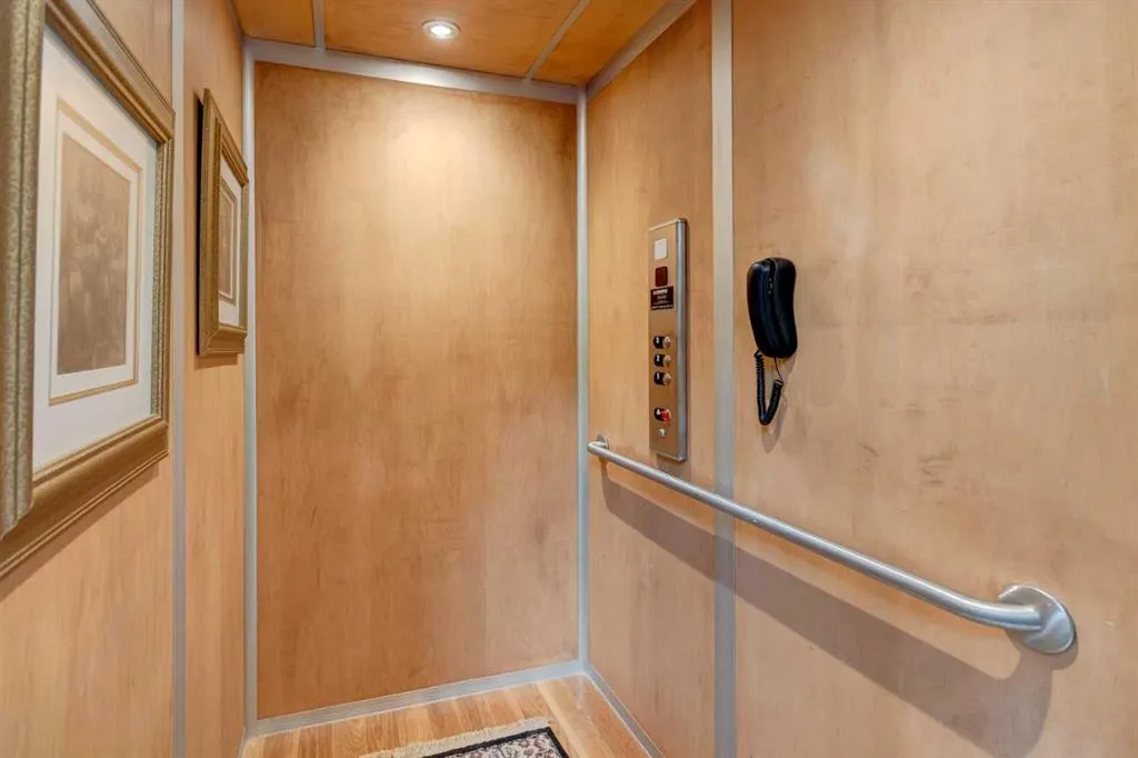 274256 272 Street W, #100