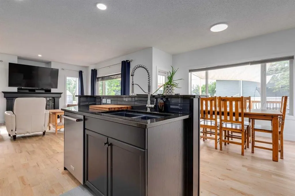817 Crystal Beach Bay