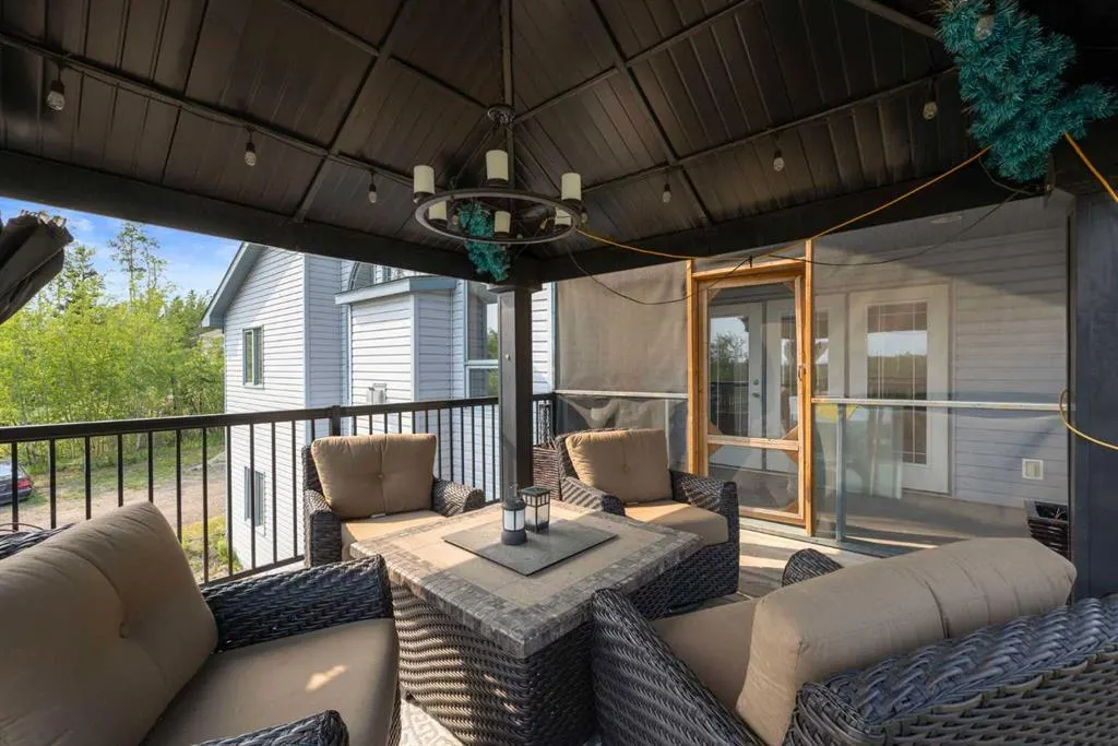 25 FREESTONE Way