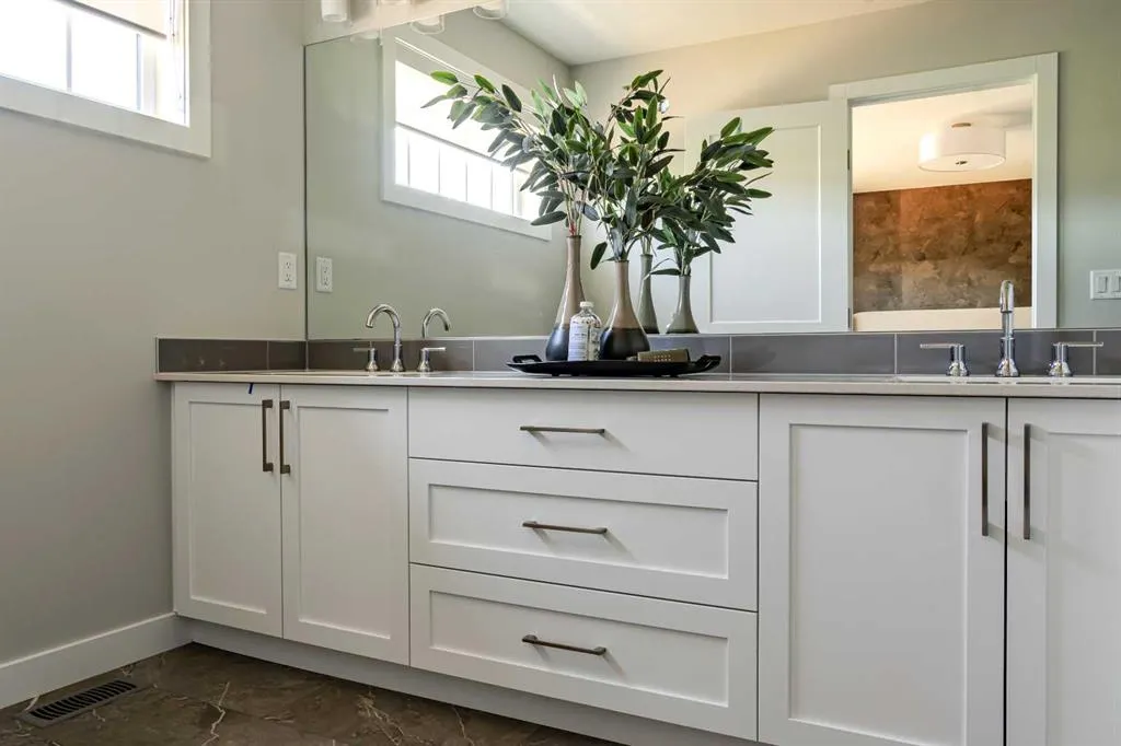 131 Greenwich Drive NW