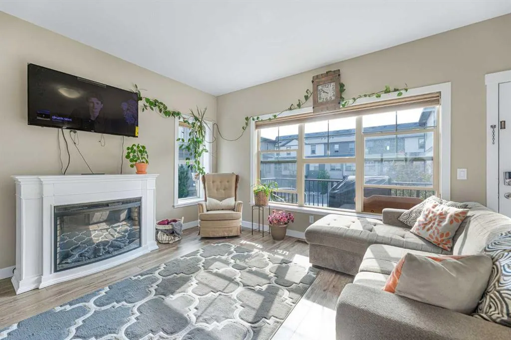 32 Horseshoe Crescent, #906