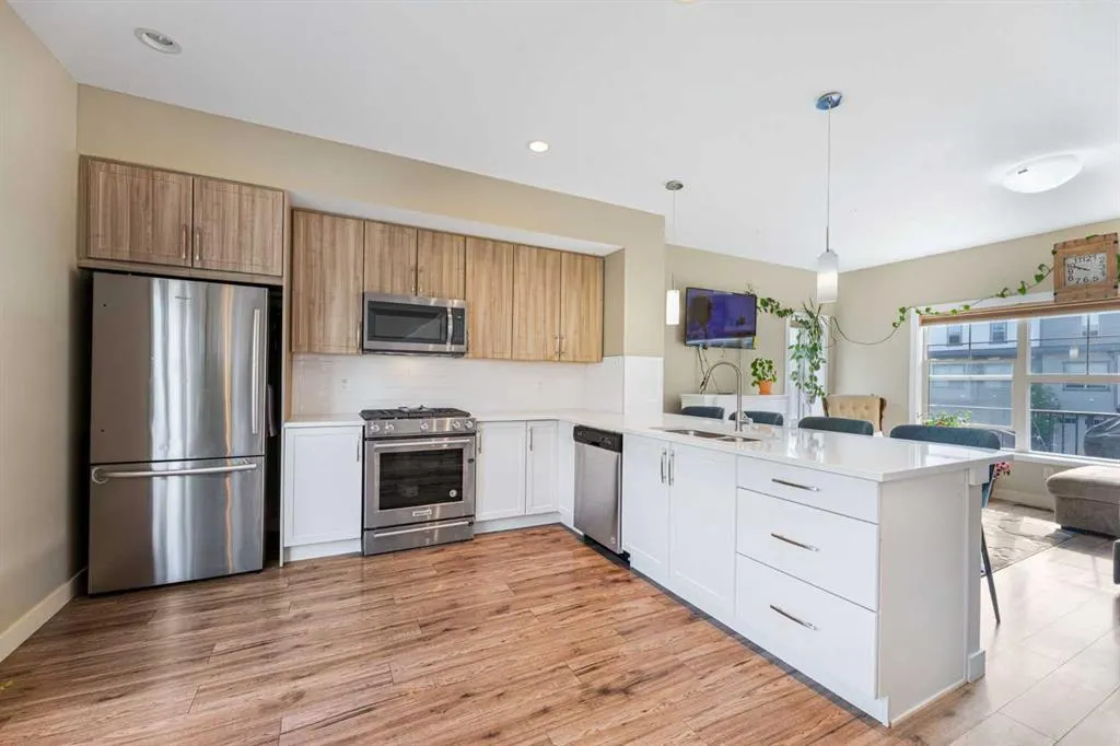 32 Horseshoe Crescent, #906