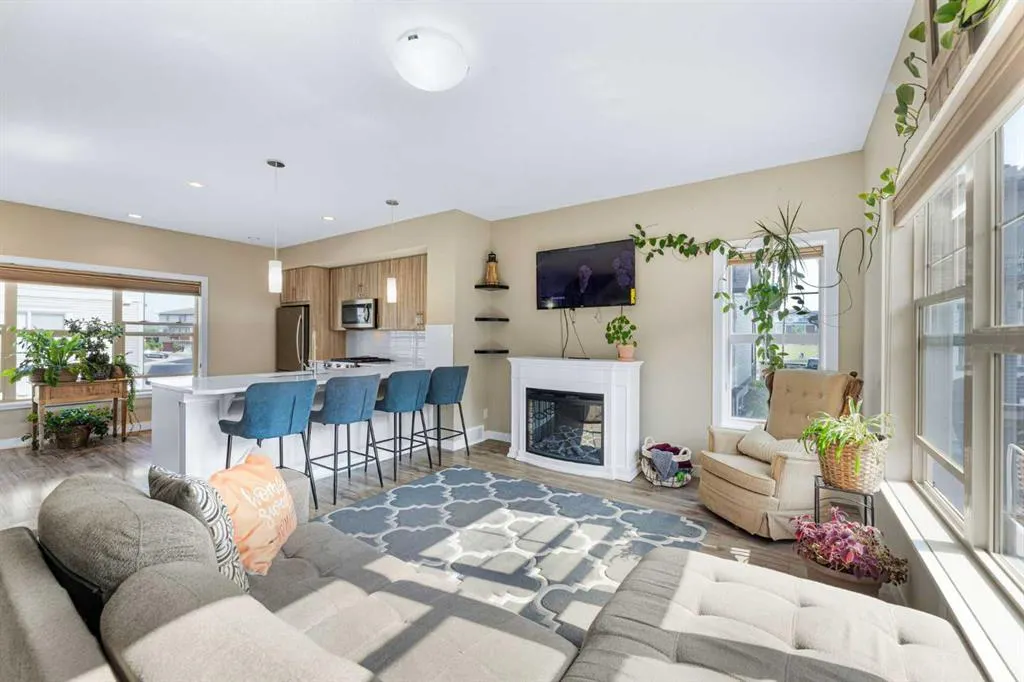 32 Horseshoe Crescent, #906
