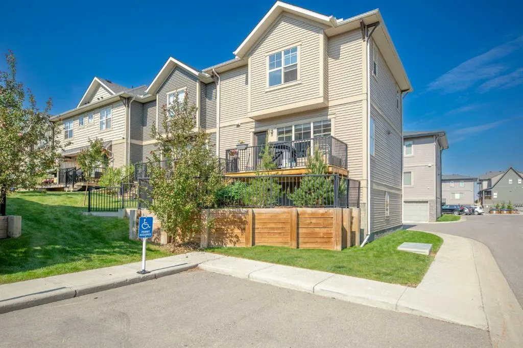 32 Horseshoe Crescent, #906