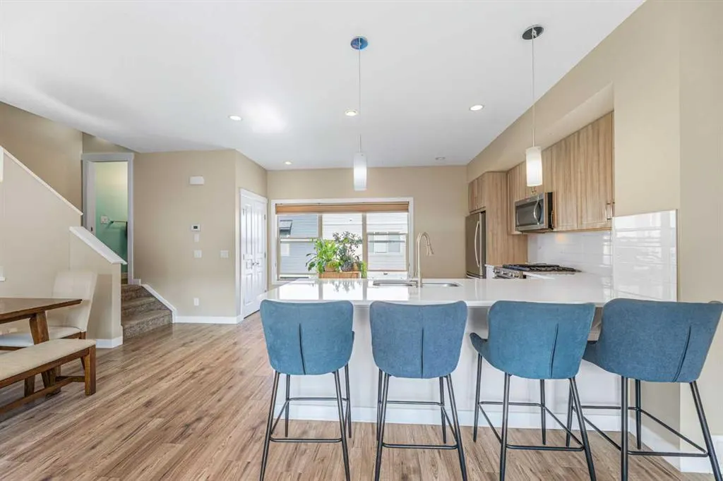 32 Horseshoe Crescent, #906