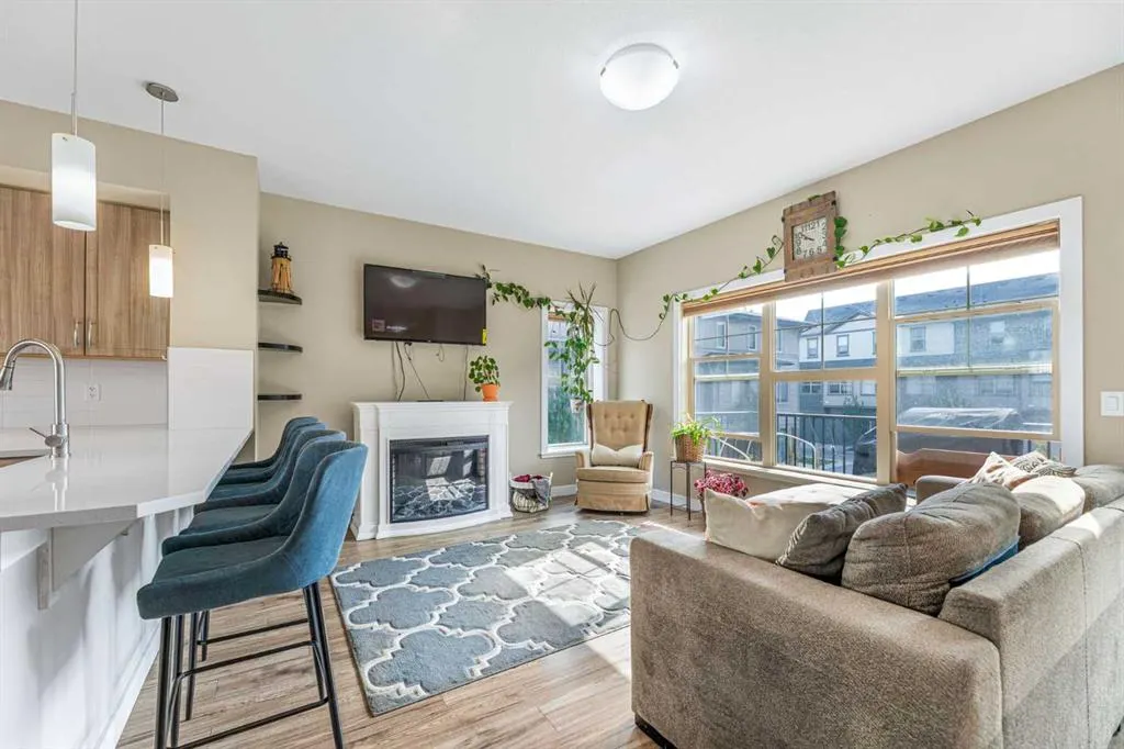 32 Horseshoe Crescent, #906