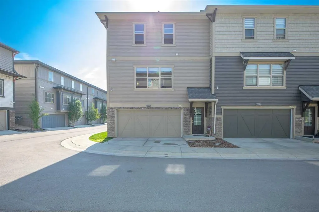 32 Horseshoe Crescent, #906