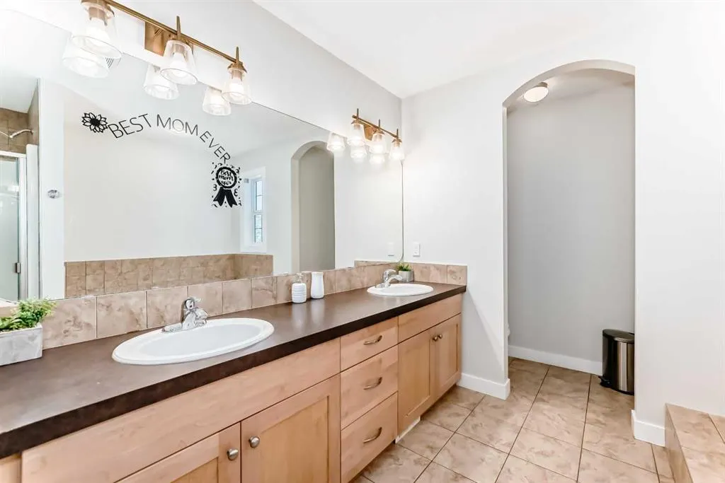 210 Copperleaf Bay SE