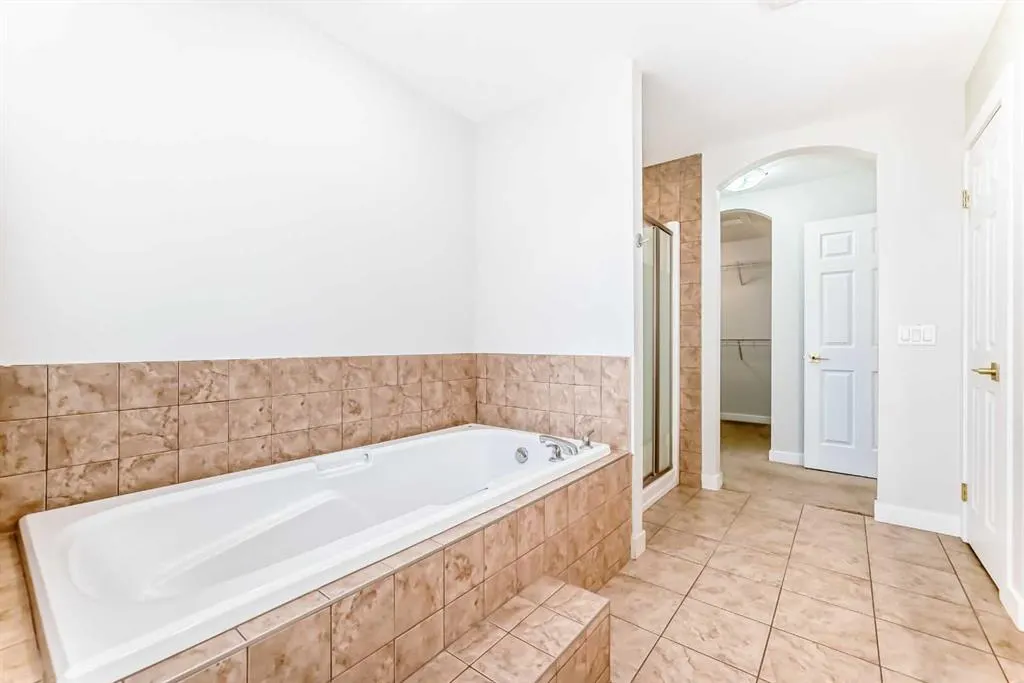 210 Copperleaf Bay SE