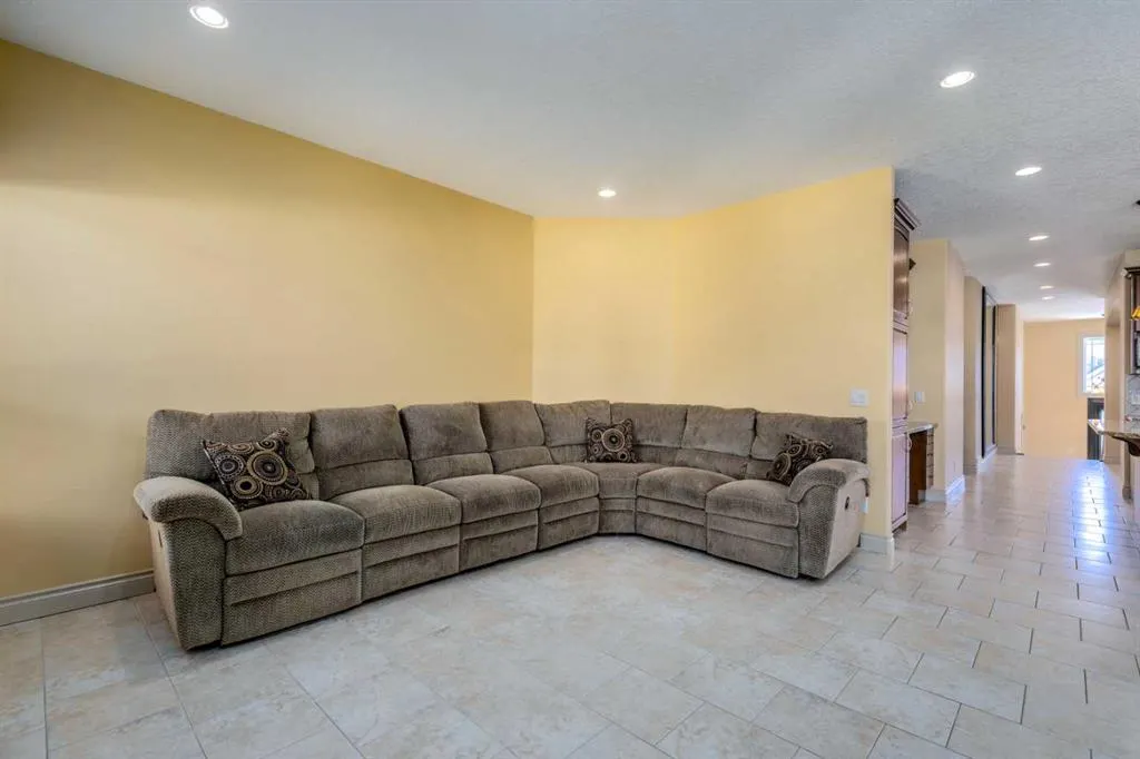 72 Panatella Manor NW
