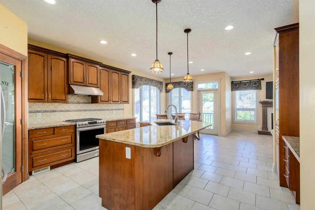 72 Panatella Manor NW