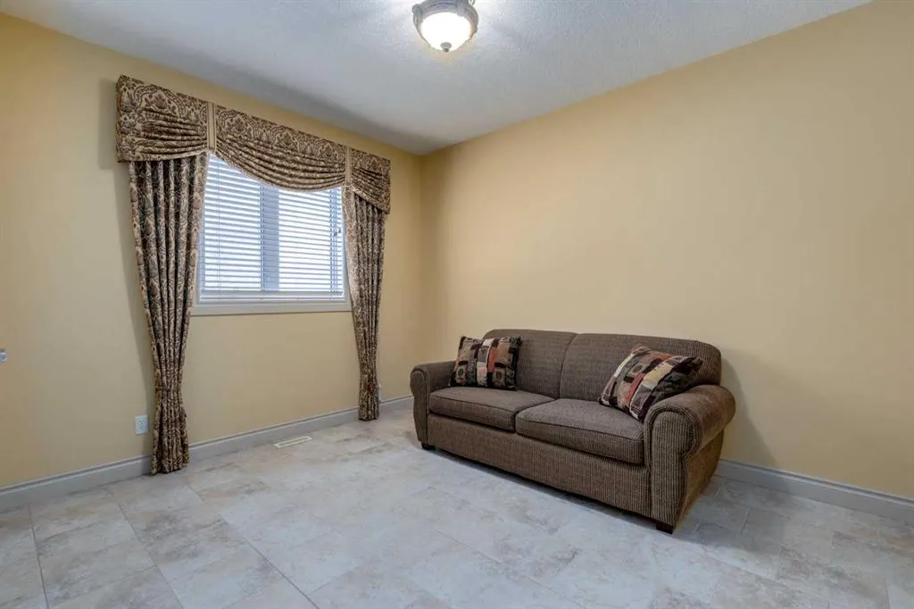 72 Panatella Manor NW