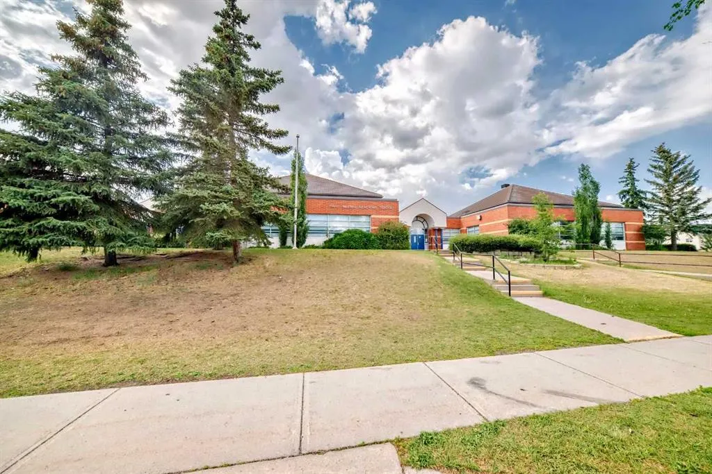 30 Falmere Way NE