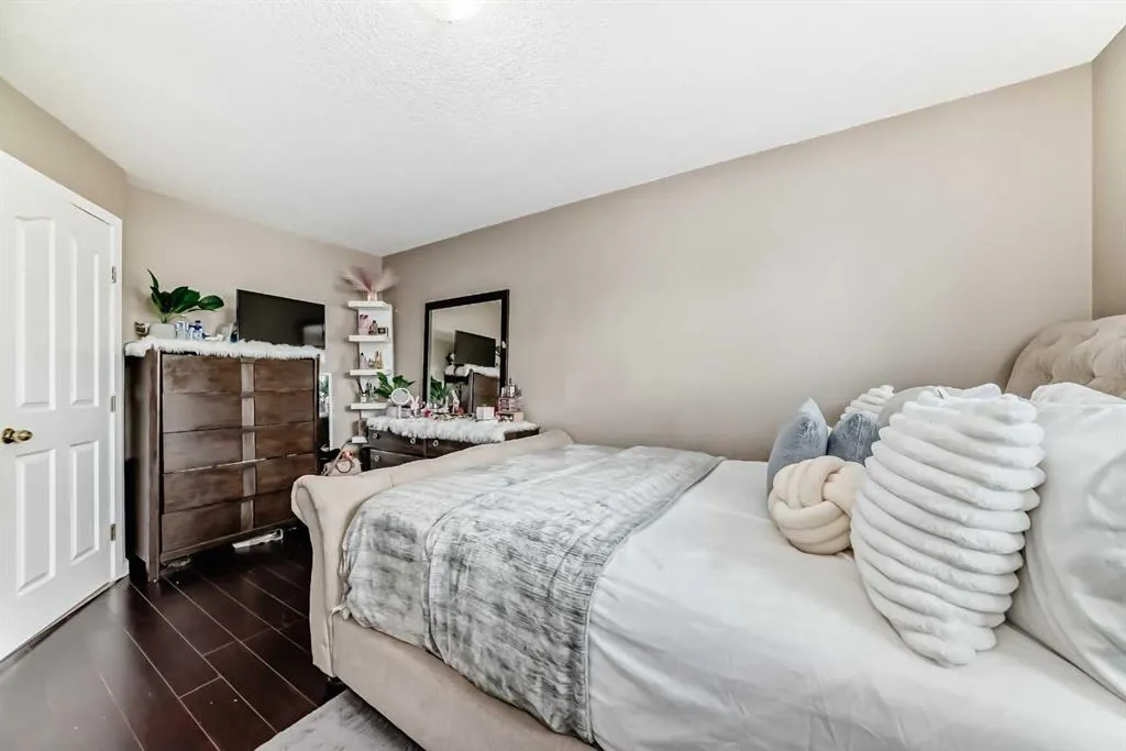 30 Falmere Way NE