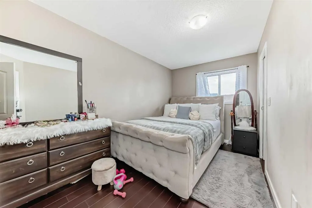 30 Falmere Way NE