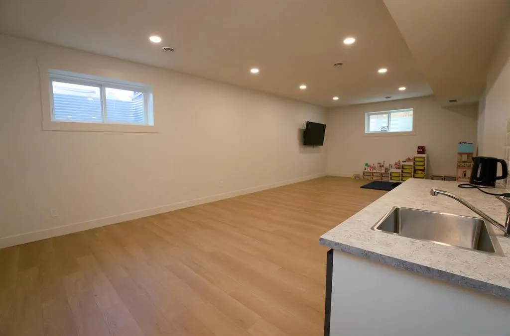 142 kinniburgh Crescent