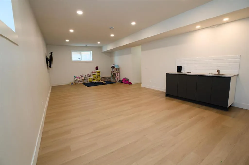 142 kinniburgh Crescent