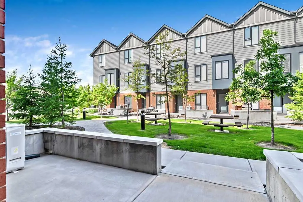 608 Drake Landing Wynd