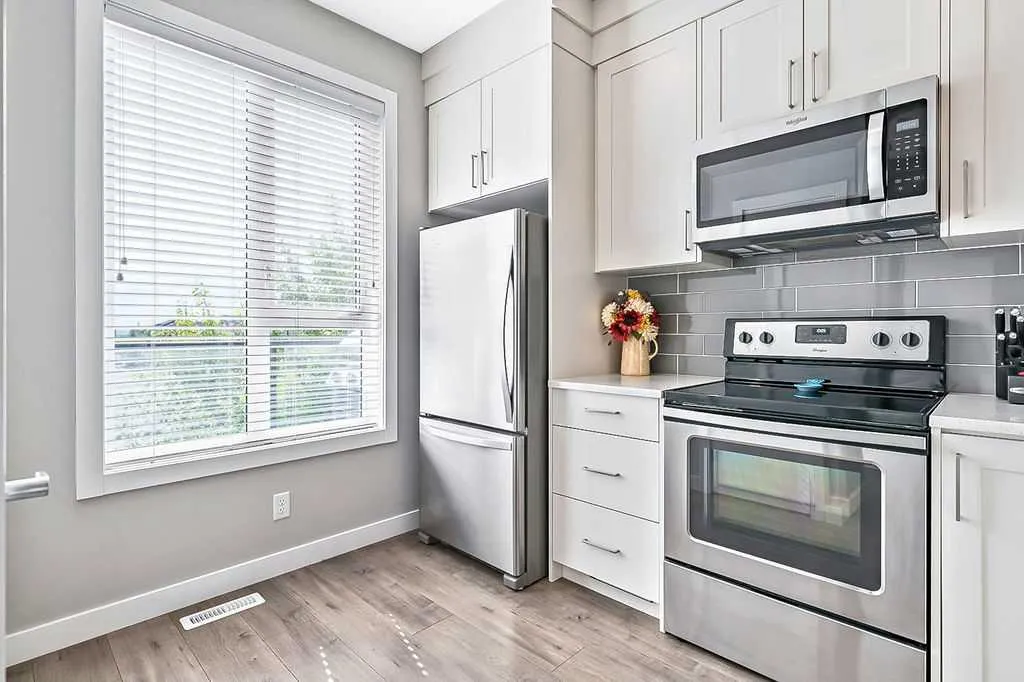 608 Drake Landing Wynd