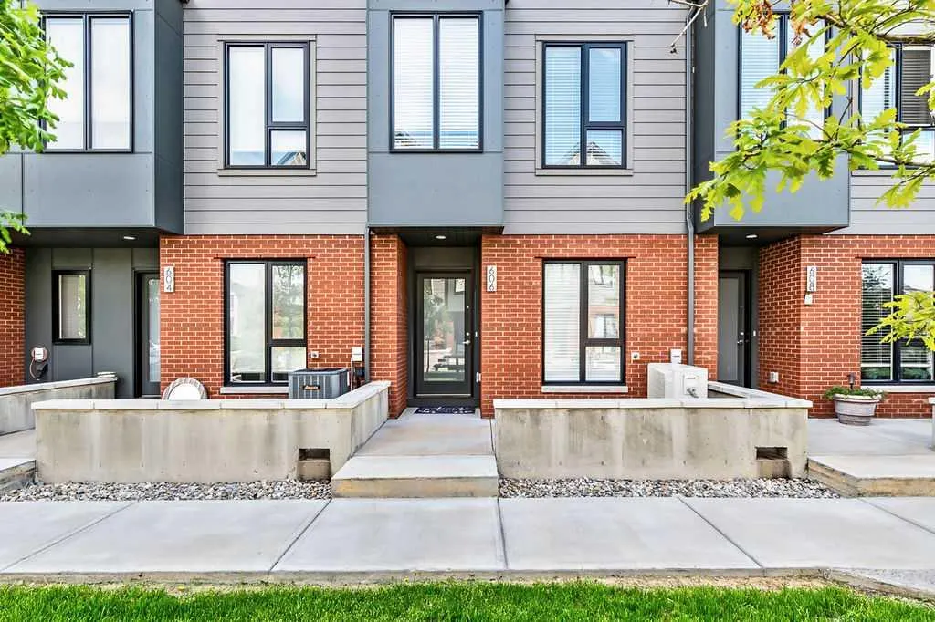 608 Drake Landing Wynd