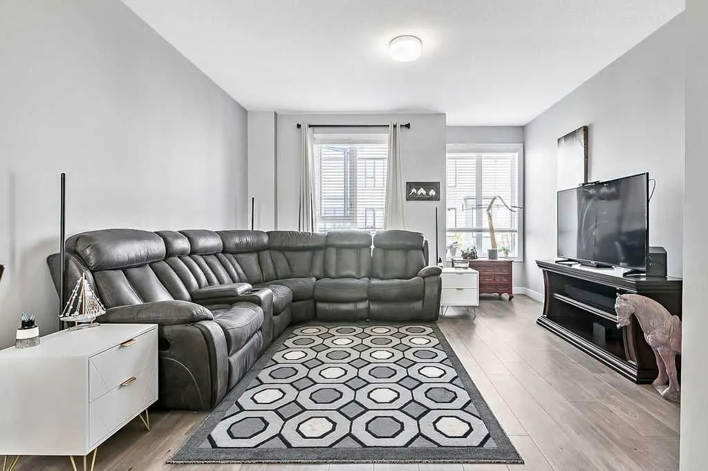 608 Drake Landing Wynd