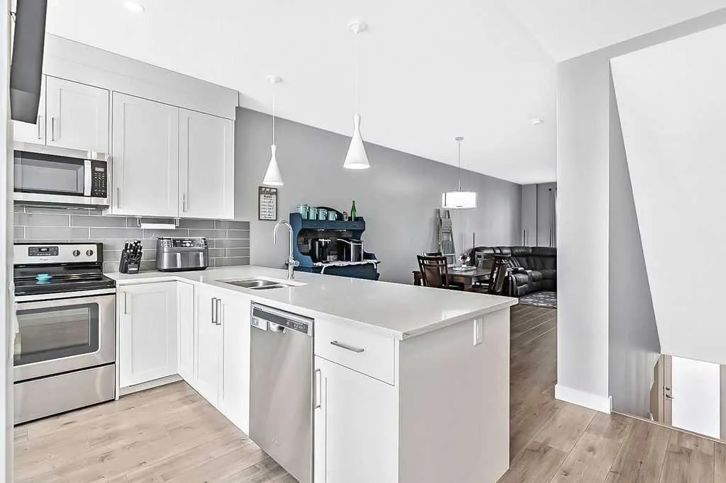 608 Drake Landing Wynd