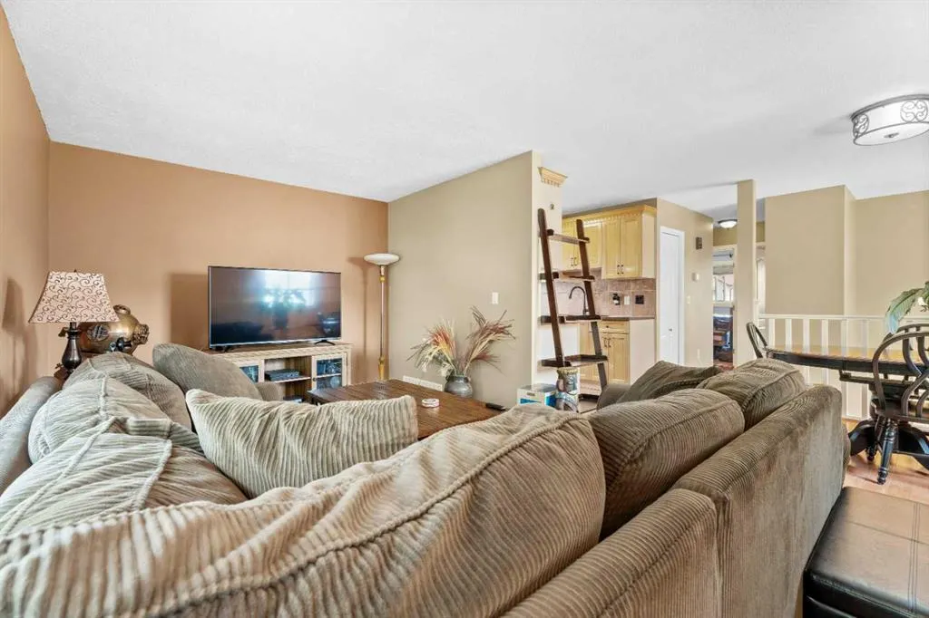 6 Edgeburn Place NW