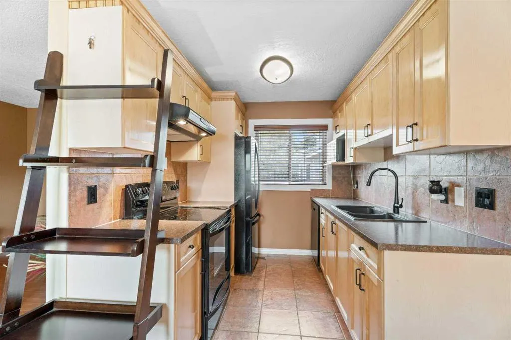 6 Edgeburn Place NW