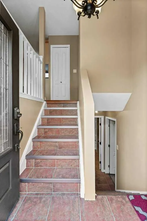 6 Edgeburn Place NW