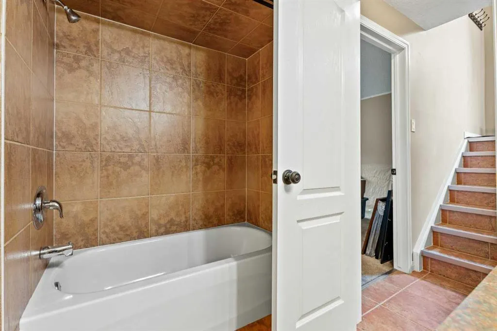 6 Edgeburn Place NW